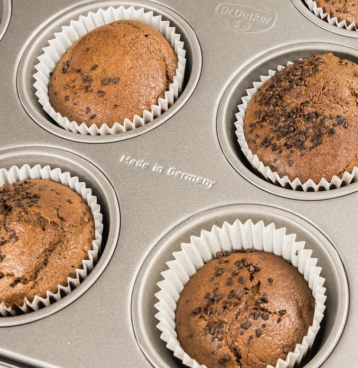 baker decorating cake